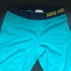 Nike pro dri-fit crop leggings.